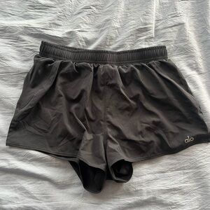 Alo Yoga Stride Shorts in Anthracite